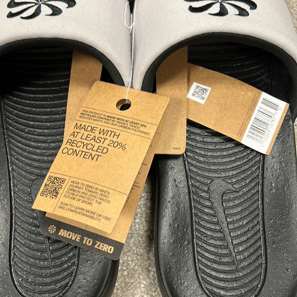 Nike Men's Slide Sandals Victori One Next Nature Size 11 NWT Black Grey Swooshes - Picture 3 of 3